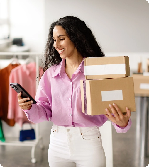 lady-mensagens-no-smartphone-segurando-caixas-embaladas-na-loja-de-roupas 1